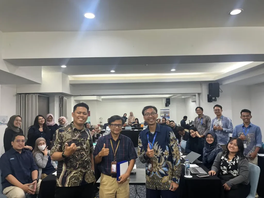Hari kedua In House Training Sekolah Stata membahas cara menerapkan analisis kausal pada kebijakan digital Indonesia. Peserta belajar menggunakan pendekatan causal inference dan quasi-eksperimen untuk mengevaluasi efektivitas kebijakan digital berbasis data. Sesi ini memperkuat kemampuan peserta dalam memahami hubungan sebab-akibat dalam kebijakan publik di era digital.