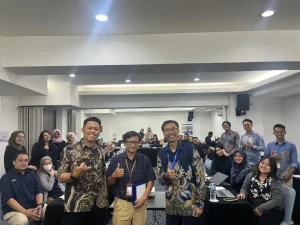 Hari kedua In House Training Sekolah Stata membahas cara menerapkan analisis kausal pada kebijakan digital Indonesia. Peserta belajar menggunakan pendekatan causal inference dan quasi-eksperimen untuk mengevaluasi efektivitas kebijakan digital berbasis data. Sesi ini memperkuat kemampuan peserta dalam memahami hubungan sebab-akibat dalam kebijakan publik di era digital.